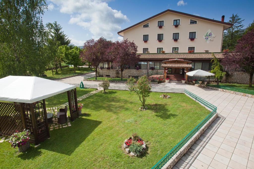 Hotel Iris Pescasseroli Bagian luar foto